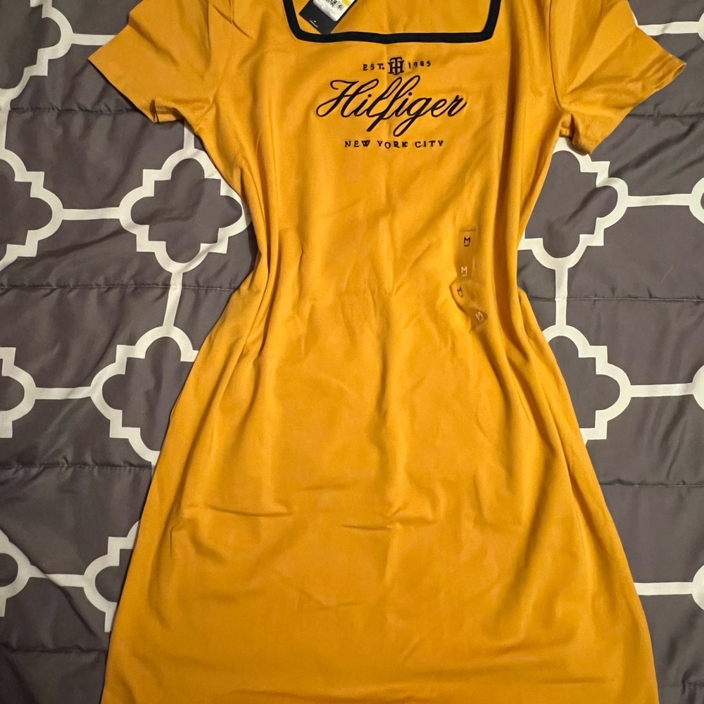 Women’s logo square-neck t-shirt dress in sunflower